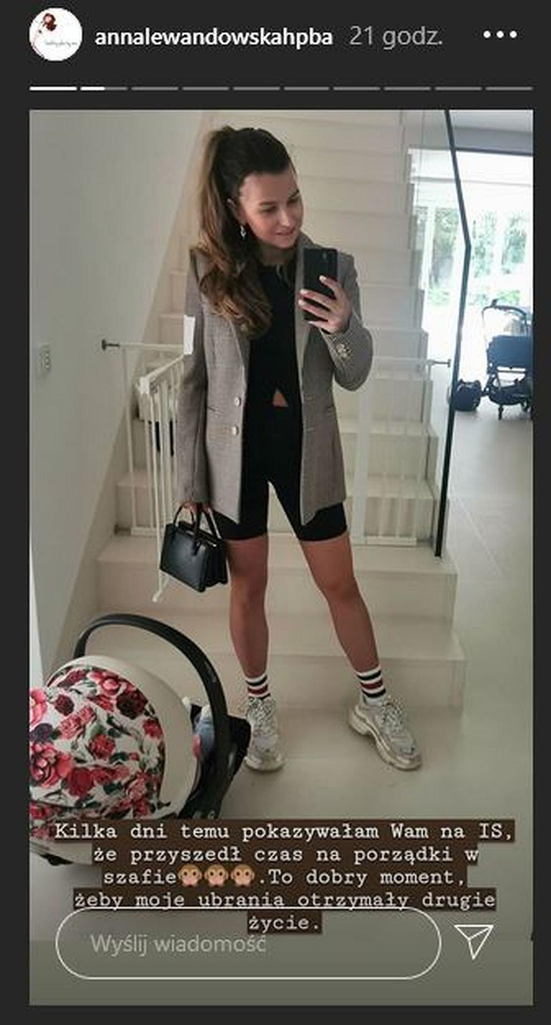 Anna Lewandowska w legginsach przed kolano i marynarce