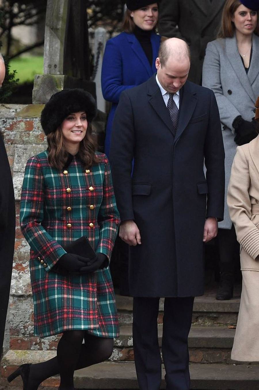 Dlaczego książę Harry nosi OBRĄCZKĘ, a książę William nie?