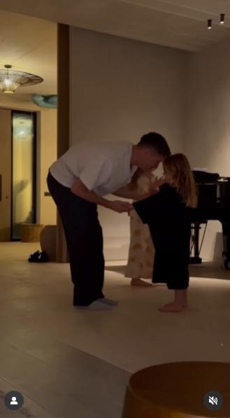 Robert Lewandowski z córeczkami, fot. Instagram Lewy szaleje z córeczkami. I to do jakiej piosenki! Nagranie podbija sieć