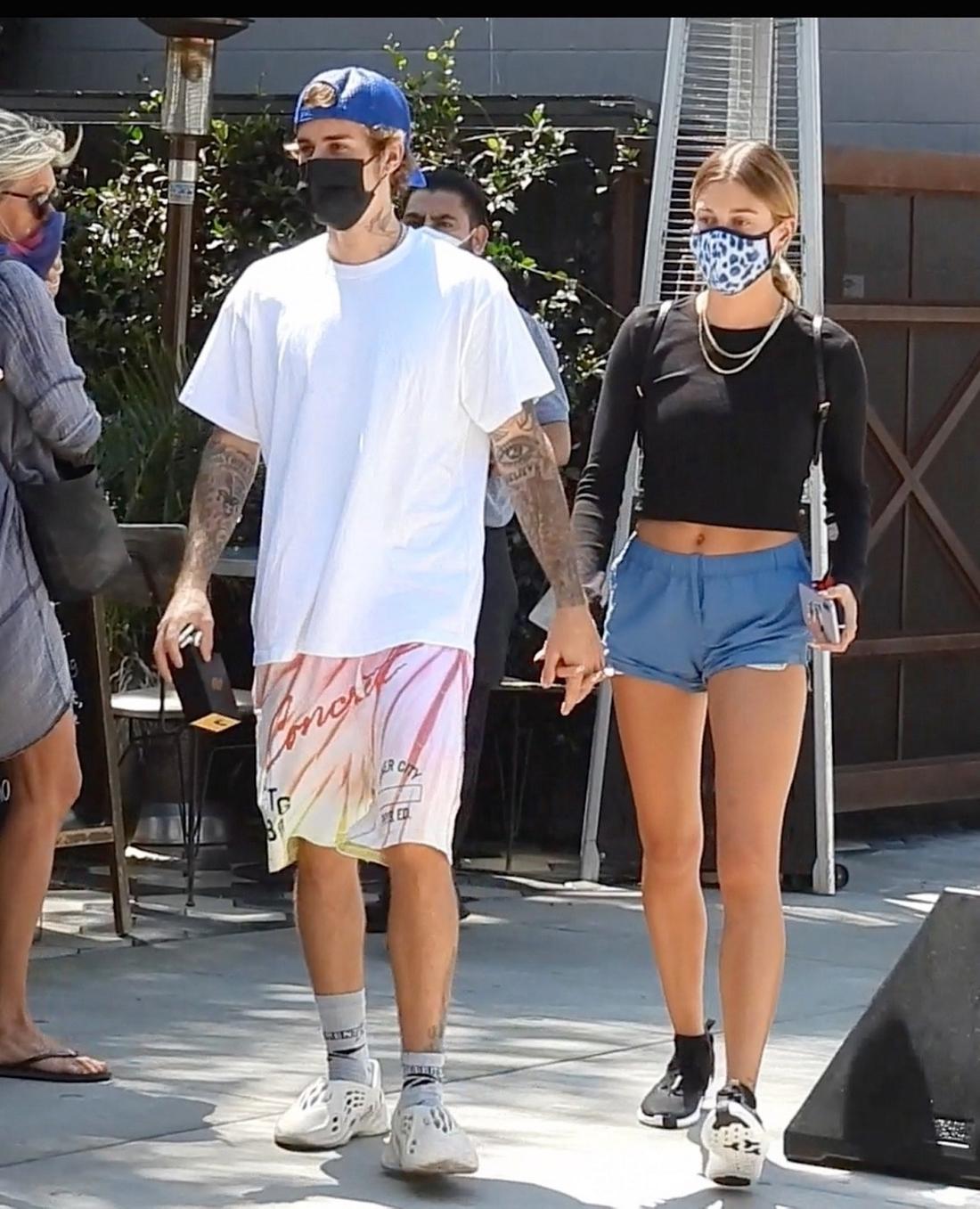 Justin Bieber i Hailey na spacerze. Para nie puściła swoich rąk. 