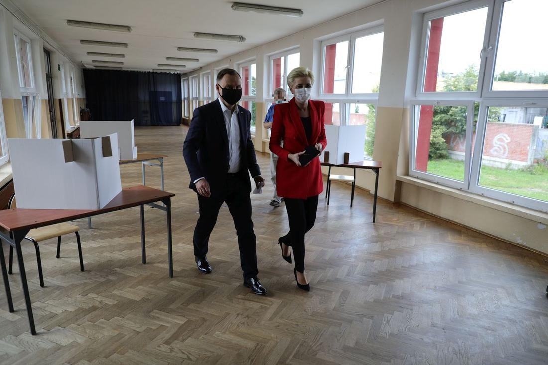 Andrzej i Agata Duda w lokalu wyborczym