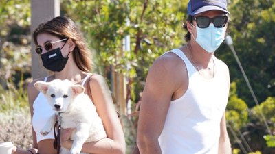 Kaia Gerber na RANDCE z chłopakiem i pieskiem. Te okulary to HIT lat 90. (ZDJĘCIA)