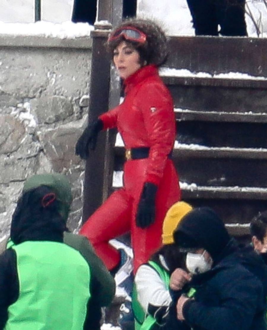 Lady Gaga w czerwonym kombinezonie.