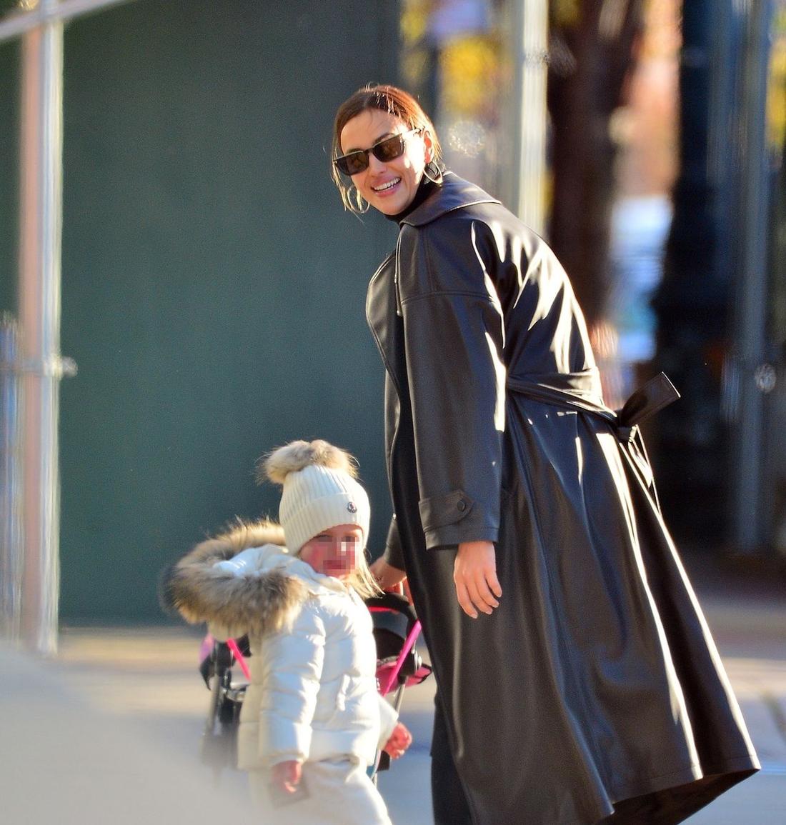 Irina Shayk z córką na spacerze 