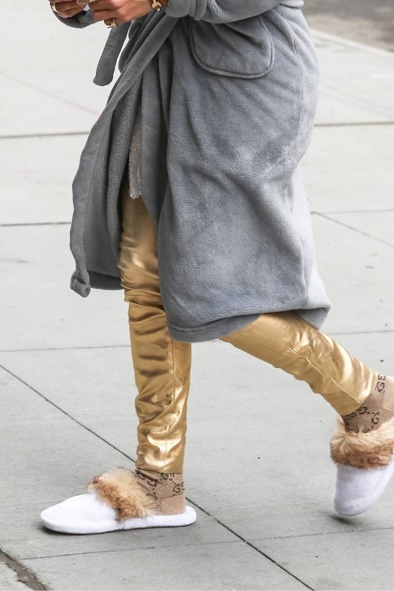 Beżowe kapcie Jennier Lopez