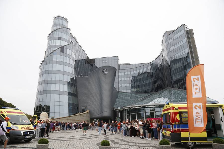 Ogromne emocje na zlocie fanów serialu “Na sygnale”! W uroczym różu Monika Mazur, cały na biało Dariusz Wieteska…