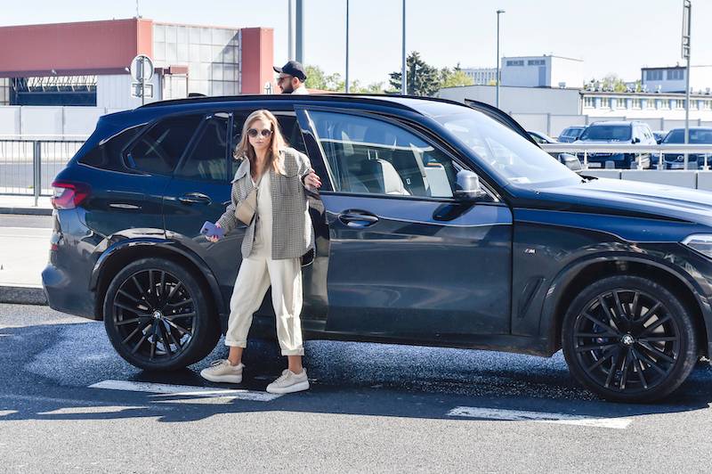 Agnieszka Kaczorowska udała się na samotną podróż. Maciej Pela czule ją pożegnał przed lotniskiem