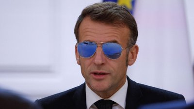 Macron na językach świata. Oto co próbował ukryć