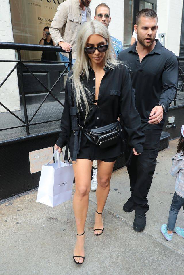 Kim Kardashian z torebka zapinaną w talii