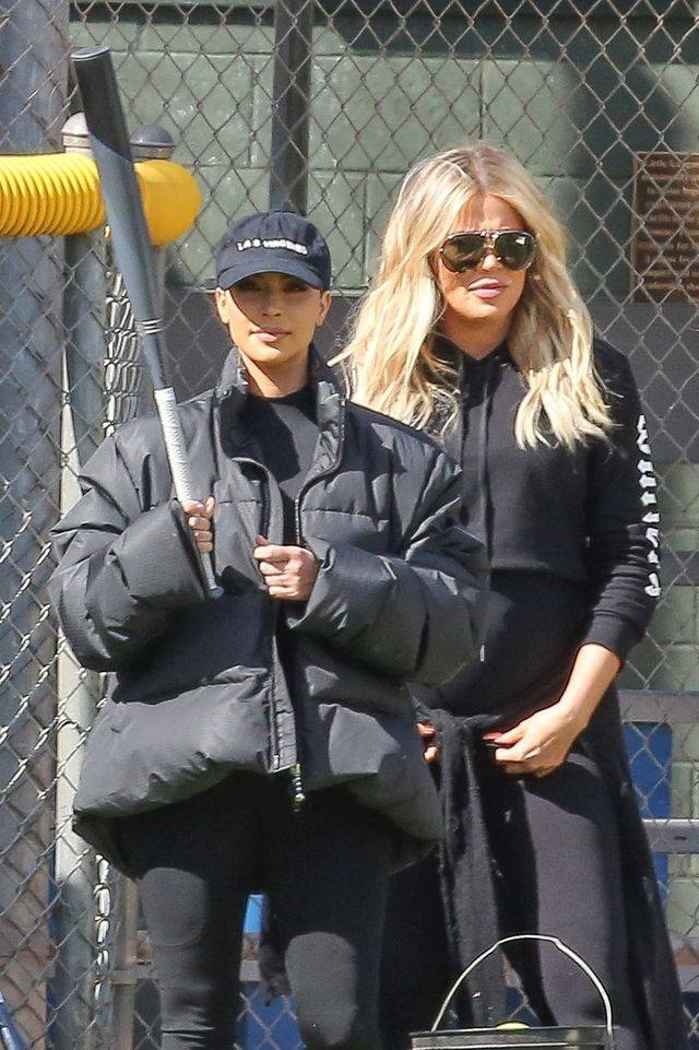 Siostry Kardashian z mamą grają w baseball
