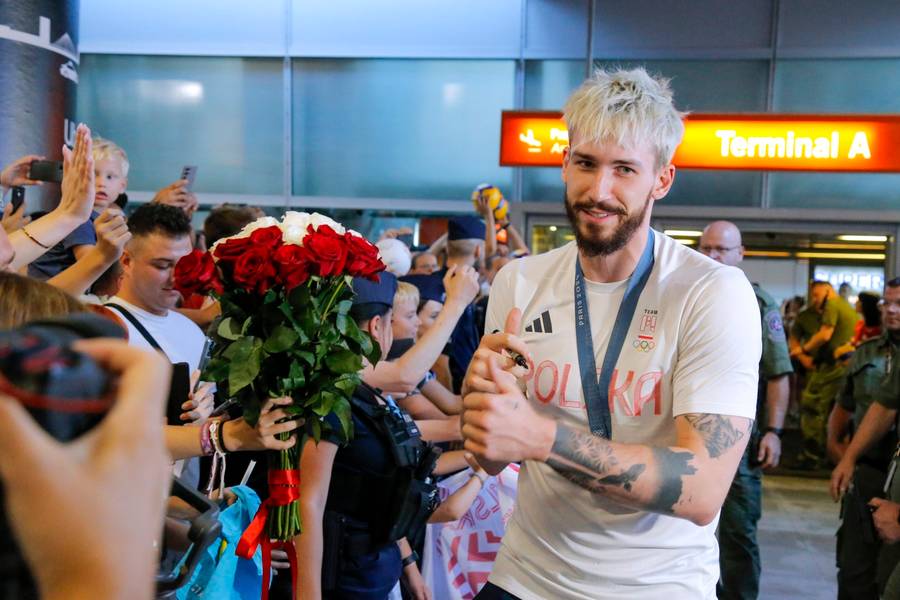 Olimpijczycy wrócili z Paryża. Tłumy kibiców witają ich na lotnisku w Warszawie! (ZDJĘCIA)