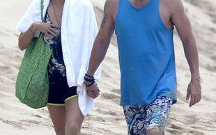 Modelka i jej facet na romantycznym spacerze (FOTO)