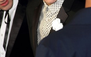 Harry Styles wytatuował sobie motyla na brzuchu