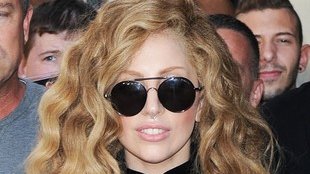 Dlaczego Lady Gaga nosi te dziwne stroje?