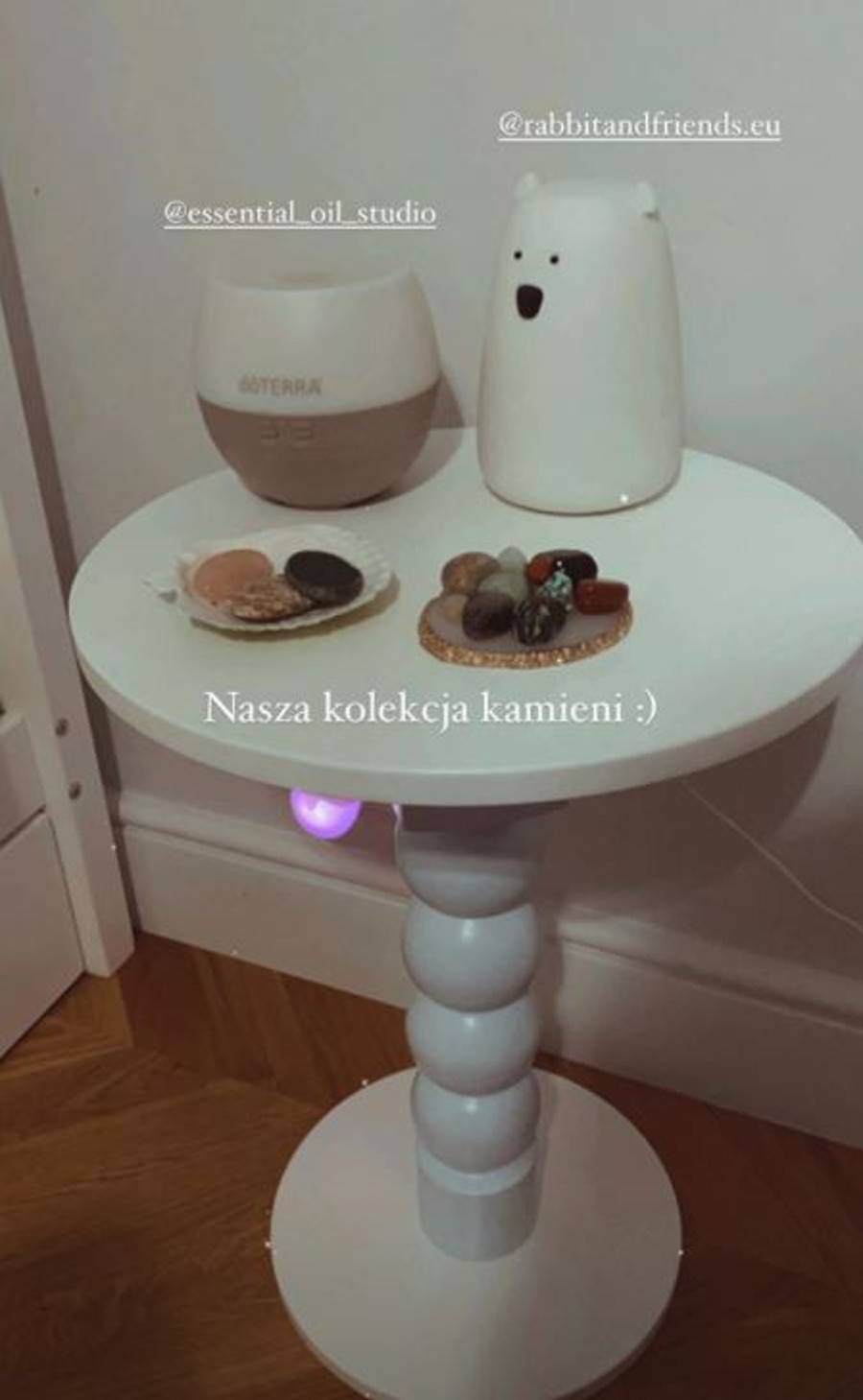 Stolik nocy w pokoju syna Zosi Ślotały.