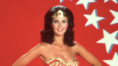 Lynda Carter była oryginalną “Wonder Woman”, dziś w wieku 72 lat olśniła na Paris Fashion Week