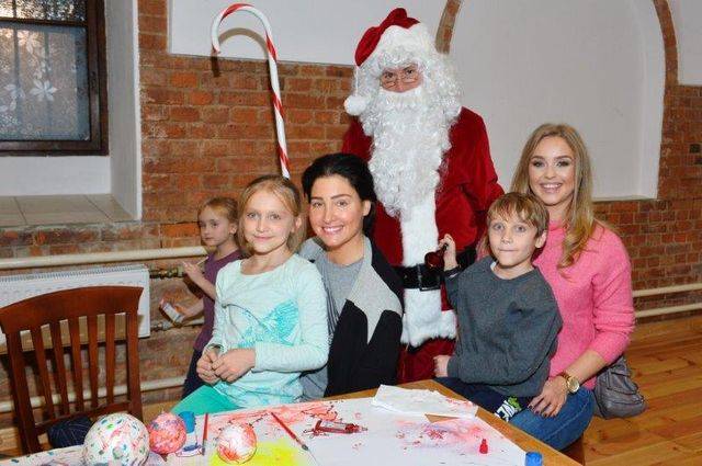 Gwiazdy malują z dziećmi bombki