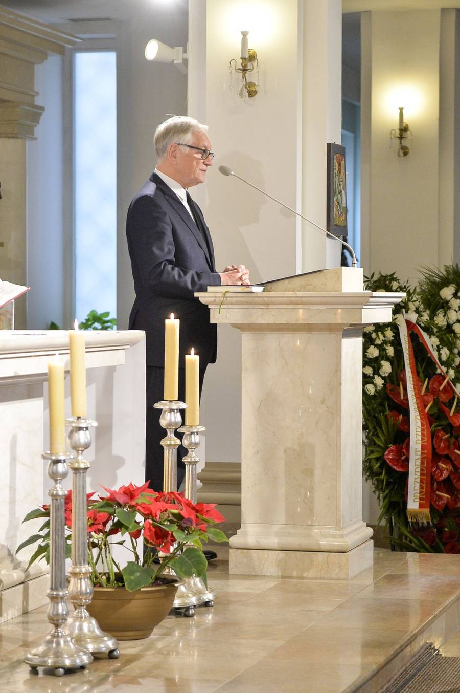 Pogrzeb Jerzego Gruzy – reżysera “Czterdziestolatka”. Banasiuk z ojcem, Olejnik z partnerem, Olbrychski z żoną