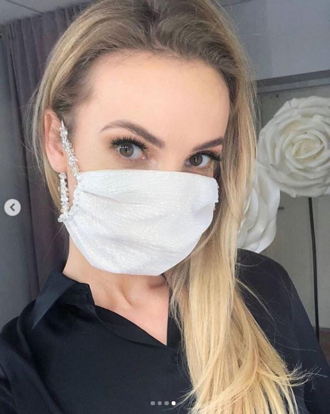 Izabela Janachowska zaprojektowała finezyjne maseczki ochronne - wiemy ile kosztują. Izabela Janachowska pokazała kolekcję zaprojektowanych maseczek ochronnych.