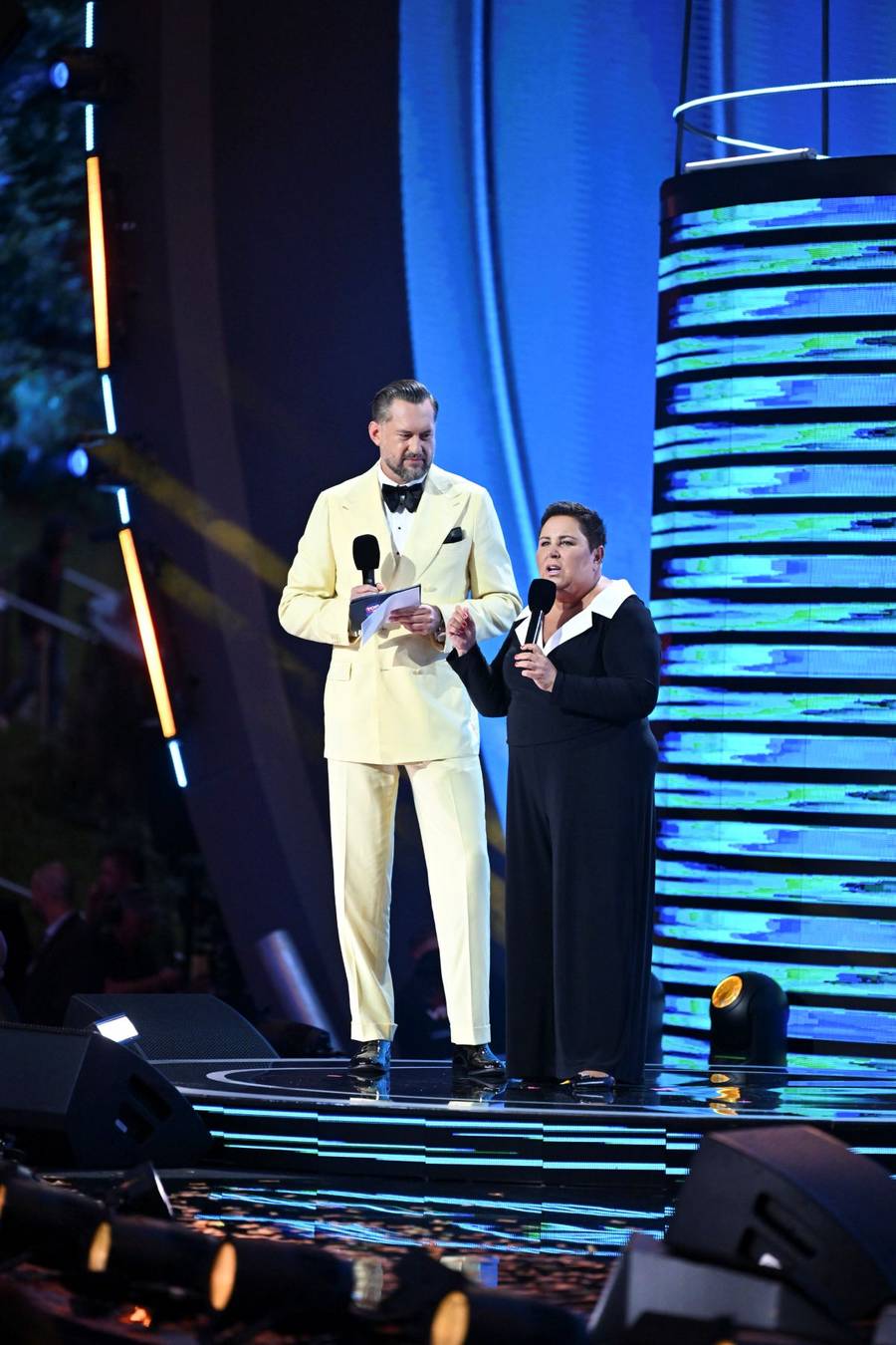 Paweł z “Blue Cafe” pojawił się ze świeżo upieczoną żoną w Sopocie! Na scenie czekała ich niespodzianka…