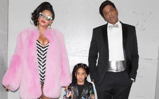 Jay Z i Beyonce SKAKALI SOBIE DO GARDEŁ podczas wizyty w podstawówce