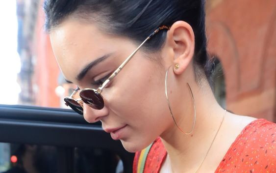 Rozpięta bluzka, a pod nią NIC (ZDJĘCIA)