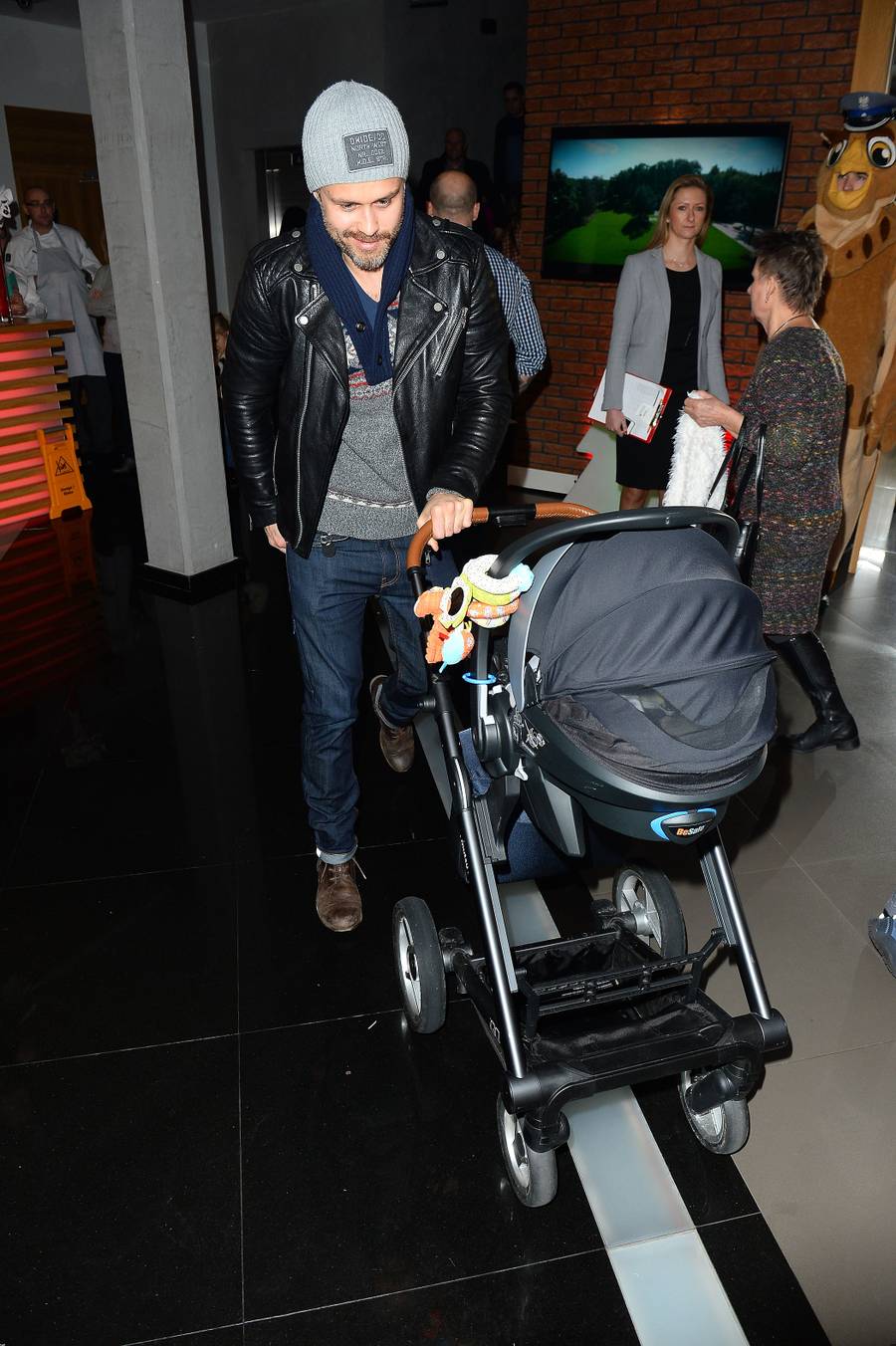 Zakościelny z wózkiem i koszmarna stylizacja pogodynki, czyli…