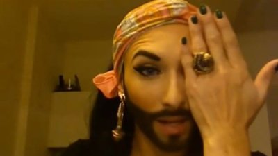 Conchita Wurst pokazuje, jak zamienia się w kobietę (FOTO)