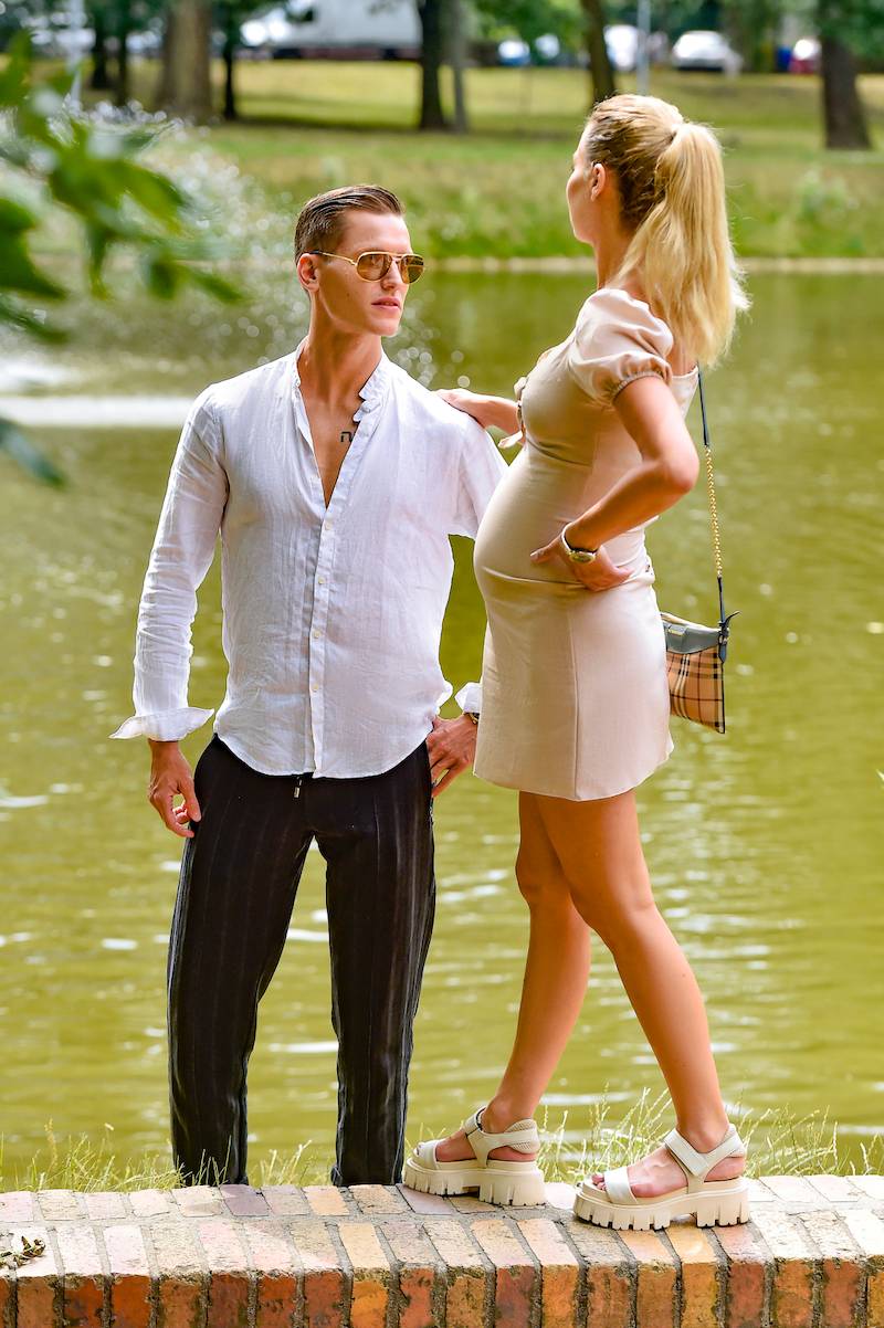 Ciężarna Hanna Żudziewicz i Jacek Jaschke spacerują po parku (ZDJĘCIA)