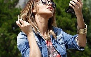 Edyta Górniak maluje usta na ulicy (FOTO)