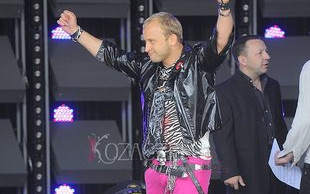 Szyc obściskuje Kaję Śródkę na plaży