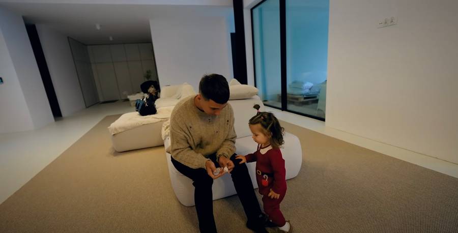 Dom rodziców Wersow. Beton, biel i ogromna przestrzeń (ZDJĘCIA)