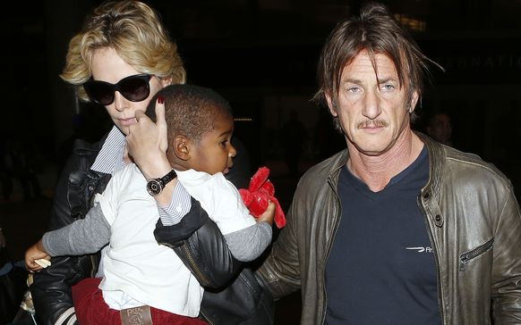 Sean Penn na lotnisku z Charlize Theron i jej synem (FOTO)