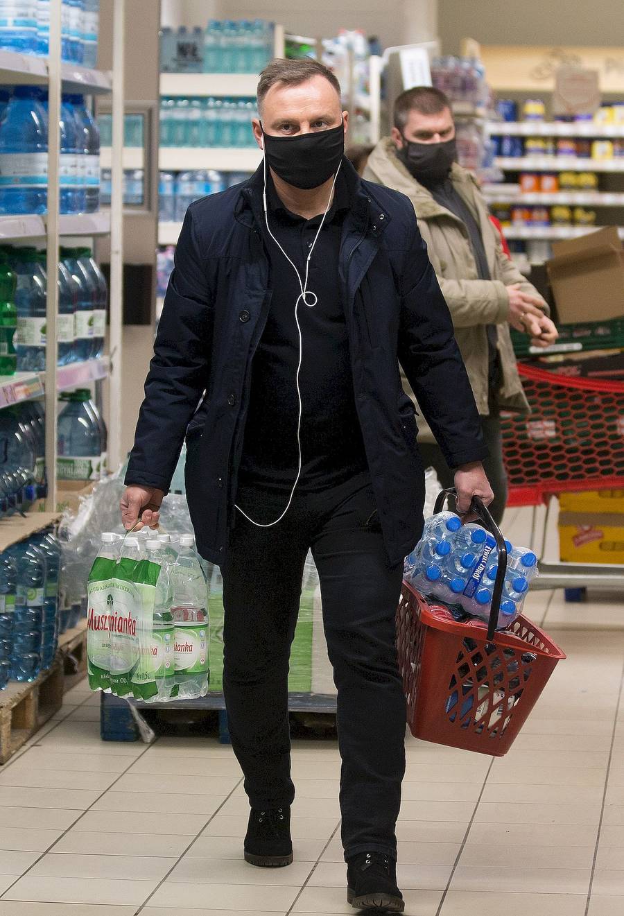 Andrzej Duda dźwiga zgrzewki z wodą