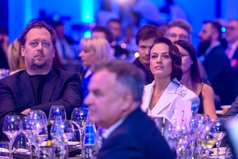 Wieczór par! Paweł Deląg debiutuje z ukochaną, Damięcki z żoną, Różczka z partnerem Janem Holubkiem