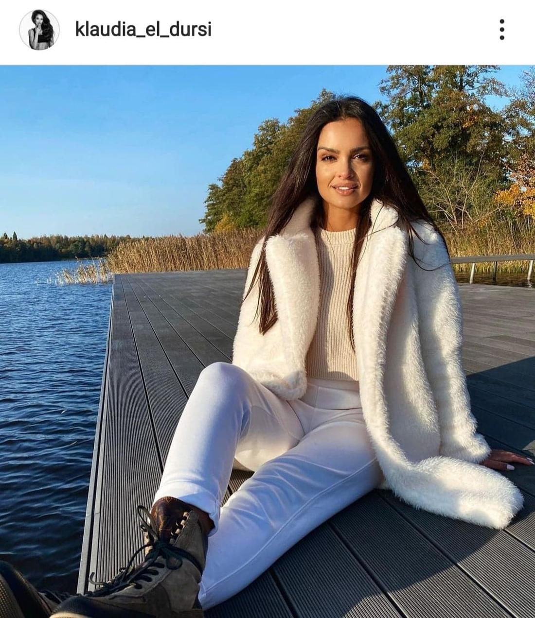 Klaudia El Dursi pozuje w płaszczu