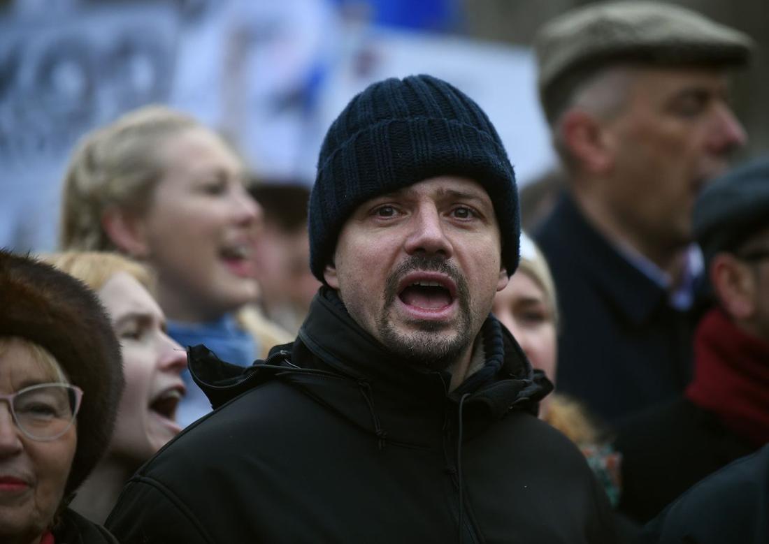 Rafał Trzaskowski w 2015 roku podczas demonstracji zorganizowanej przez Komitet Obrony Demokracji (KOD) przeciw łamaniu konstytucji, prezydentowi Andrzejowi Dudzie oraz rzadom PiS Rafał Trzaskowski w 2015 roku podczas demonstracji zorganizowanej przez Komitet Obrony Demokracji (KOD) przeciw łamaniu konstytucji, prezydentowi Andrzejowi Dudzie oraz rzadom PiS