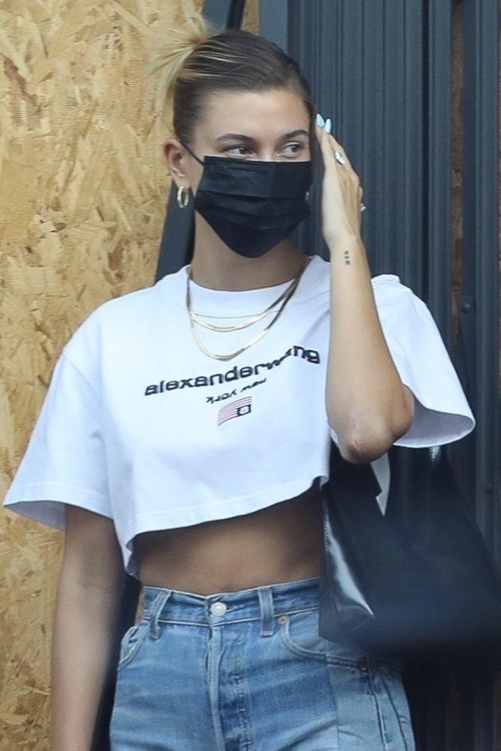 Hailey Bieber pokazała umięśniony brzuch.