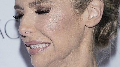 Magda Mielcarz zakręciła lekko swe krótkie włosy i…