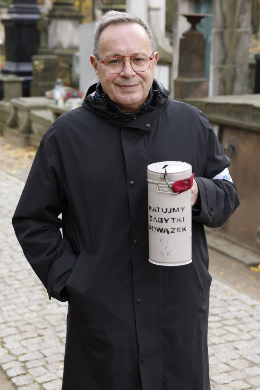 Gwiazdy wspierają kwesty na cmentarzach! Wśród nich: Szymon Majewski, Beata Tadla, Karol Strasburger (FOTO)