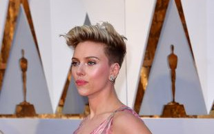 Scarlett Johansson na rozdaniu Oscarów pojawiła się z tajemniczym mężczyzną