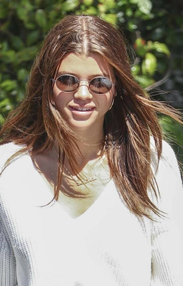 Ta gwiazda wypina się PUPĄ do paparazzi! Ma za krótkie SZORTY