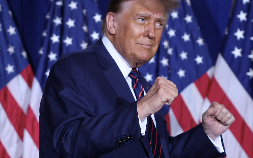 Donald Trump próbuje dorobić na boku. Sprzedaje złote sneakersy po 1600 zł za parę