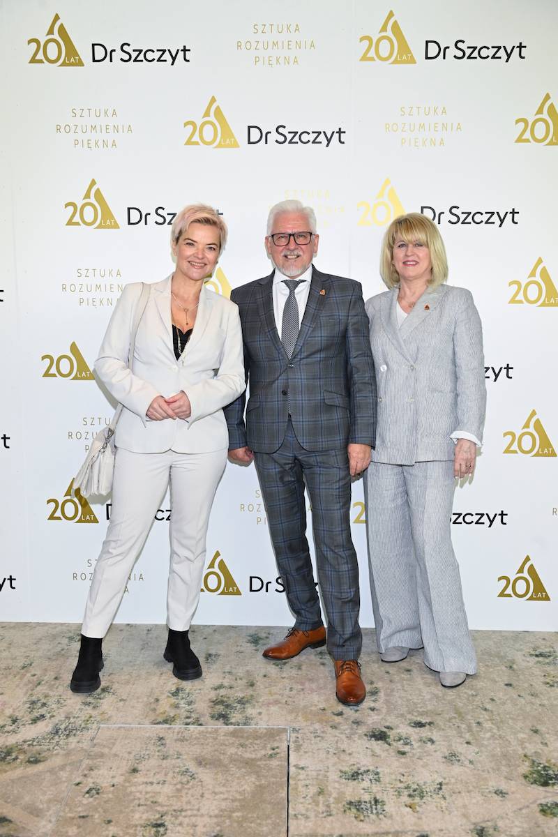 Gwiazdy świętują 20-lecie marki Dr Szczyt. Spójrzcie na jego piękną żonę i córkę