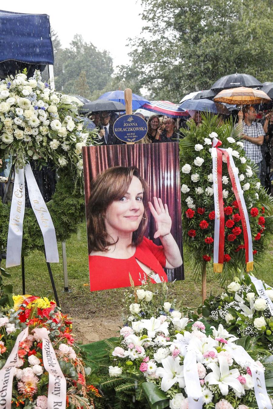 Poruszający list i rekwizyty na grobie Joanny Kołaczkowskiej. To, co zostawiono wyciska do łez (FOTO)