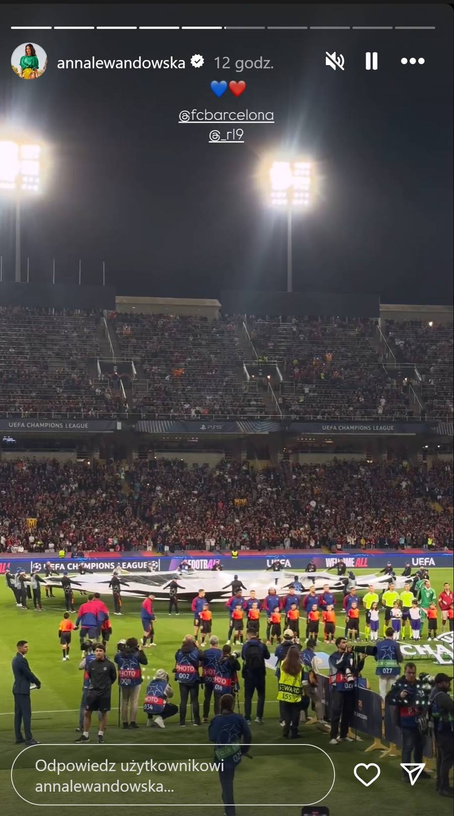 Przyjaciółki Anna Lewandowska i Marina Łuczenko odsłoniły nogi na trybunach. Tak wspierały mężów na meczu! (FOTO)