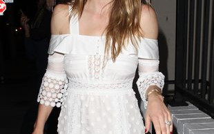 Ona też zatęskniła za swoją suknią ślubną? (FOTO)