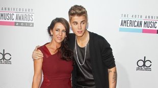 Justin Bieber na imprezę przyszedł z… mamą (FOTO)