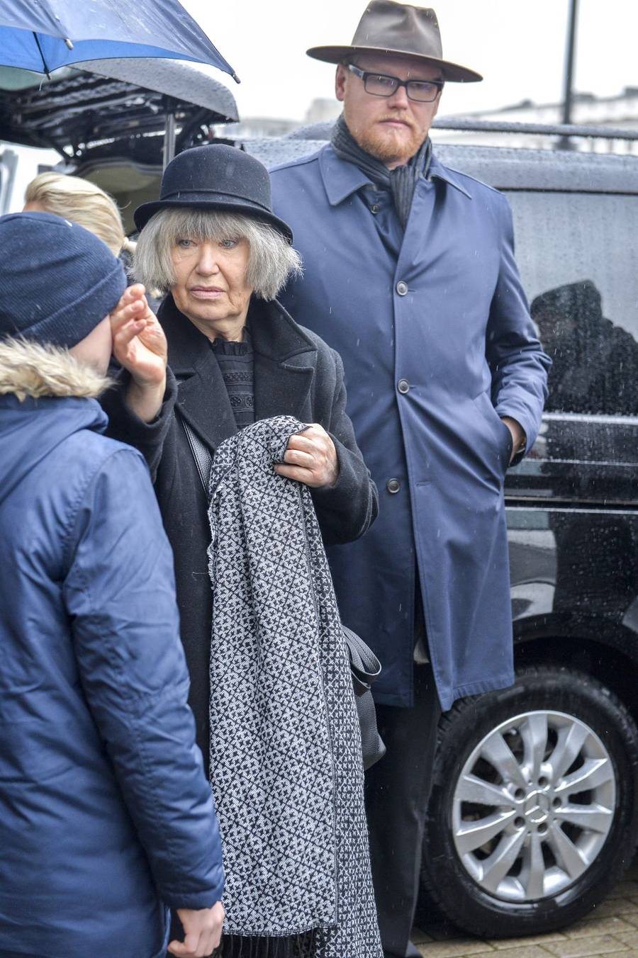 Pogrzeb Jerzego Gruzy – reżysera “Czterdziestolatka”. Banasiuk z ojcem, Olejnik z partnerem, Olbrychski z żoną