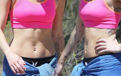 Nawet podczas spaceru musi pokazywać ciało? (FOTO)